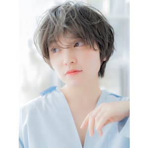 オリーブアッシュくせ毛風フェザーショート　細めハイライト