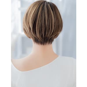 外国人風細めハイライト小顔前髪なしショート　フェザーショート