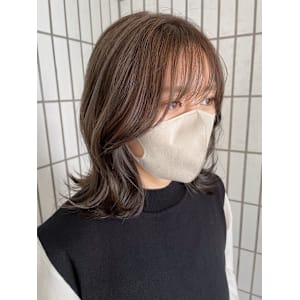 くびれミディアムヘア×グレージュ