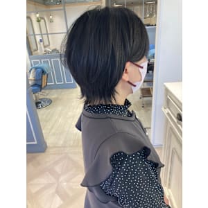 伸ばしかけミニウルフショートで魅せる大人の洗練ヘアスタイル
