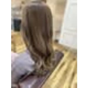 【くびれヘア×ベージュカラー】