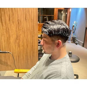 サイドパートスタイル