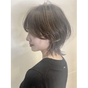 大人ネオウルフくびレイヤーミディアムウルフ　ウルフカット