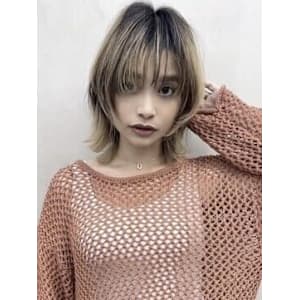 くびレイヤーひし形　ミディアムウルフ　ウルフカット