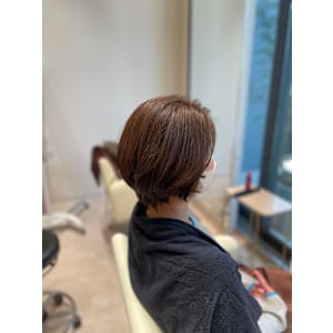 白髪ぼかしのアッシュベージュ