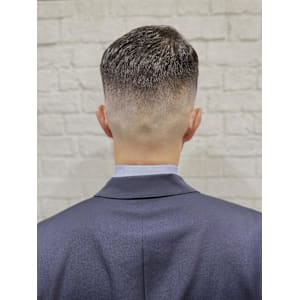 スキンフェードクラシカルサイドパート