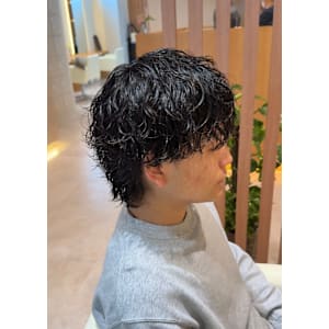 襟足ありの波巻きパーマ