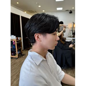 『メンズ』クビレののある毛流れセンターパート