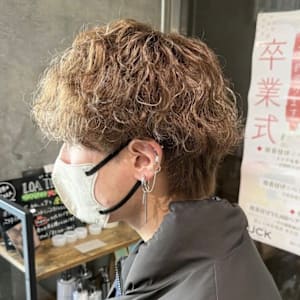 茶金ハイライト×緩め波巻きパーマ