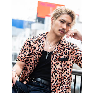 主役になれるダブルカラー×サイドパートアップバング