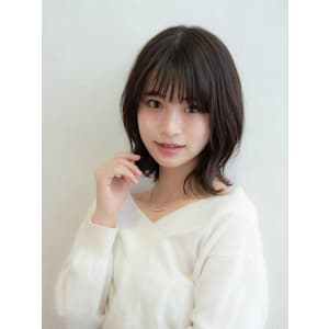 就職活動でも好印象！黒髪×外ハネミディ