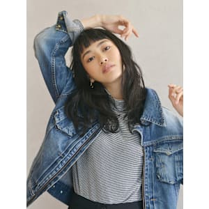 眉上バングの黒髪ウェットヘア