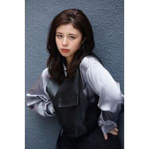 外国人風ハンサムサイドパート×ウェットアップバングセミロング