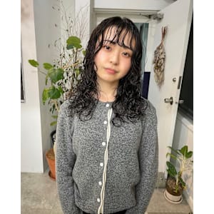 黒髪くるくるパーマ