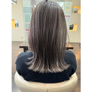 モノトーンカラー&ハイライトでシンプルヘアを可愛くおめかし
