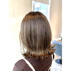 Apiuz Hair アッシュベージュの外ハネボブ