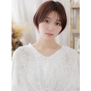 艶カラー前下がりショートヘルシースタイル　フェザーショート