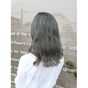 ブリーチで明るすぎないアッシュカラーに！