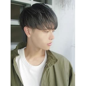 ツーブロックがカッコいい、オリーブベージュ。