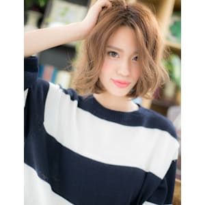 ことりベージュ小顔外国人風外ハネ大人ボブ　くすみベージュ