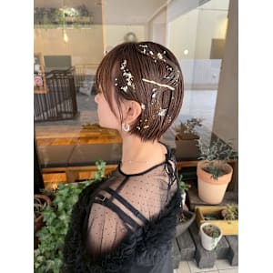 ショートヘアアレンジ  お呼ばれダウンスタイル  金箔　卒業