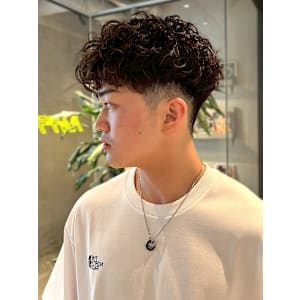 スパイラルパーマ 眉カット ツーブロック 刈り上げ 20代