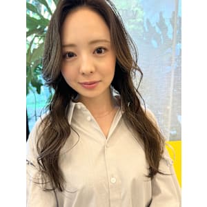 春夏にぴったりなオリーブベージュカラー