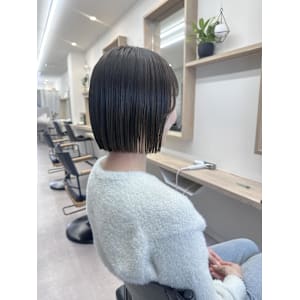 ミニボブ/ハイトーン/ぱっつん/切りっぱなし/四条