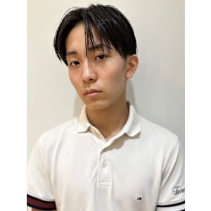 センターパート/韓国マッシュ/艶カラー／刈り上げ／渋谷/黒髪