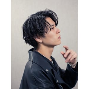 センターパートスパイラルパーマウルフ