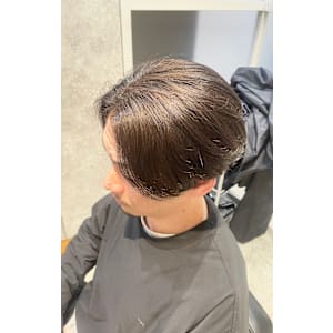 自然な毛流れができるメンズ縮毛矯正１