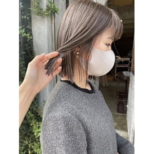 ベージュカラー×切りっぱなしボブ