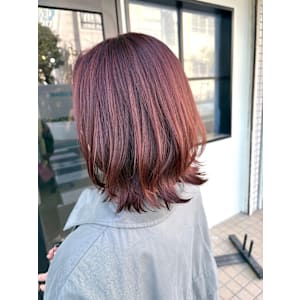 ナチュラルなふんわり外ハネスタイル