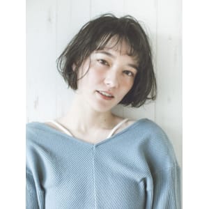 ショートボブ　ナチュラル　カール　眉上バング