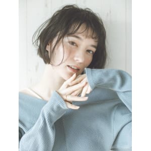 ショートボブ　ナチュラル　カール　眉上バング