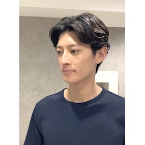 大人の男性にピッタリのニュアンスパーマセンターパートヘア