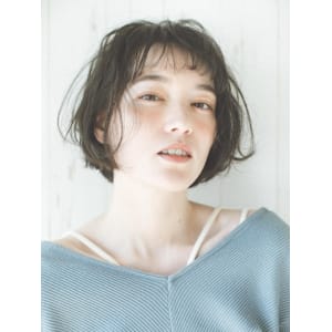 ショートボブ　ナチュラル　カール　眉上バング