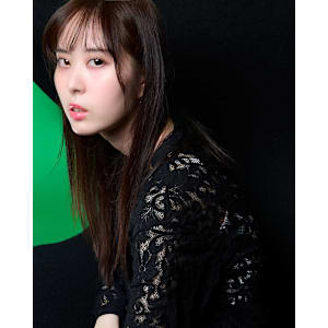 やわらかさと静かに溶け込むモードなグレージュヘアのバランス