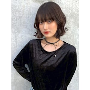 ブラウン グレージュ ぱっつん前髪 巻き髪ボブ ワイドバング