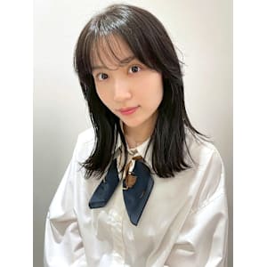 暗髪グレージュ ミディアムレイヤー シースルーバング