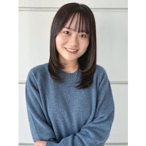 ミディアムレイヤー 暗髪グレージュ 透明感 内巻きワンカール