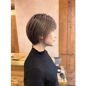 白髪ぼかしショート