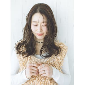 ミディアムウェーブ 薄めバング 大人可愛い 20代30代