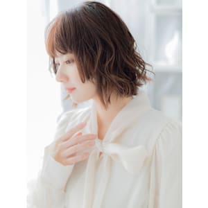 レイヤーボブパーマ前下がりウルフミディアム　細めハイライト