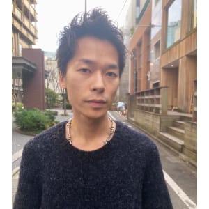 パーマで作る男らしさが際立つ動きのソフトモヒカンスタイル