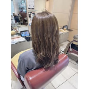 凛とした透明感、大人の余裕を纏うオリーブベージュ - EMU international 春日部本店【エムインターナショナル】掲載中