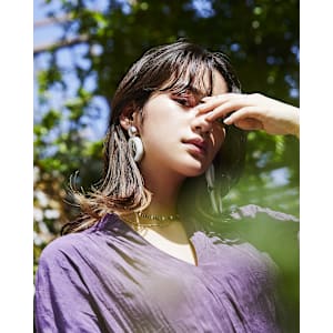 インナーカラーが映えるセミロングスタイル