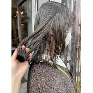 オリーブカラー×ミディアムボブ