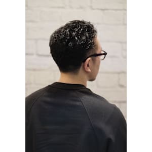 くせ毛を活かす大人ツーブロックショート