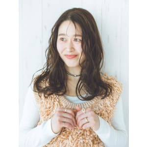 ミディアムウェーブ 薄めバング 大人可愛い 20代30代